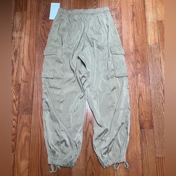 NWT Lululemon Lightweight Adjustable Mid Rise Cargo Pant Filbert Tan Size Small - Picture 6 of 9